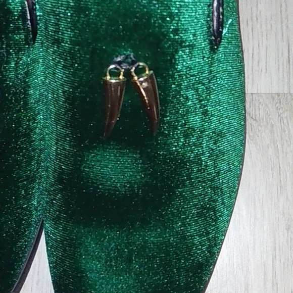 Elegant Green Velvet Loafers - Picture 2 of 8